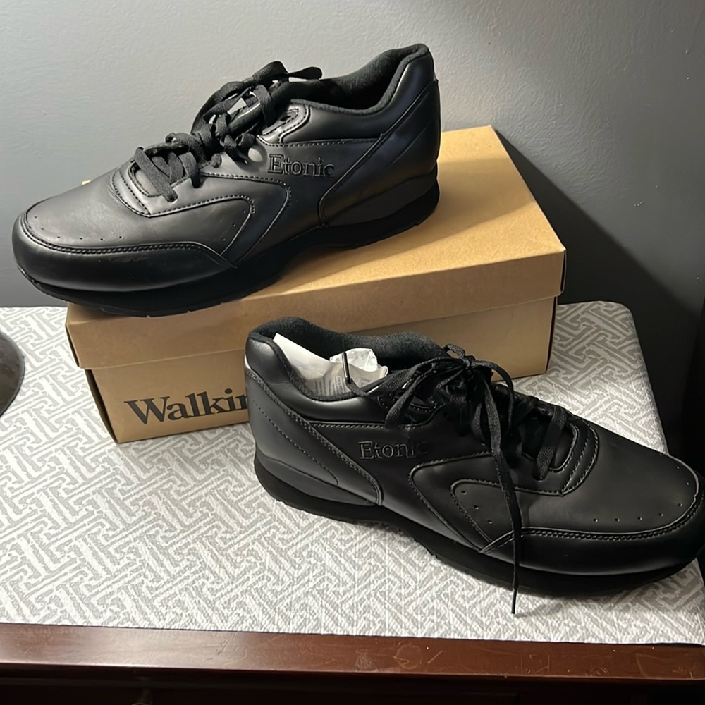 Mens 9.5 EE wide walking shoes